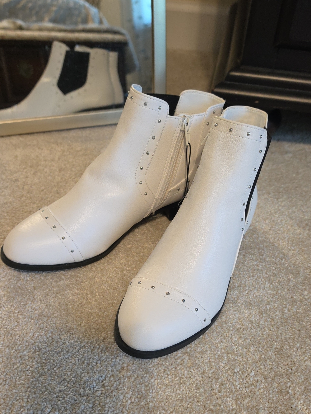 Liz Claiborne RELA 8.5Women’s White Studded Ankle Boots NWOT So Cute!